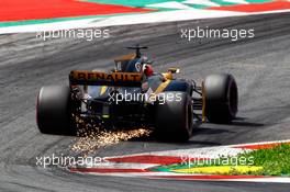 Nico Hulkenberg (GER) Renault Sport F1 Team RS17 sends sparks flying. 08.07.2017. Formula 1 World Championship, Rd 9, Austrian Grand Prix, Spielberg, Austria, Qualifying Day.