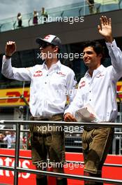 (L to R): Daniil Kvyat (RUS) Scuderia Toro Rosso with Carlos Sainz Jr (ESP) Scuderia Toro Rosso on the drivers parade. 09.07.2017. Formula 1 World Championship, Rd 9, Austrian Grand Prix, Spielberg, Austria, Race Day.