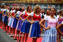 Grid girls on the drivers parade. 09.07.2017. Formula 1 World Championship, Rd 9, Austrian Grand Prix, Spielberg, Austria, Race Day.