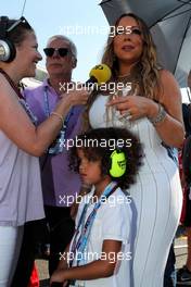 Mariah Carey (USA) Singer with Jennie Gow (GBR) BBC Radio 5 Live Pitlane Reporter on the grid. 25.06.2017. Formula 1 World Championship, Rd 8, Azerbaijan Grand Prix, Baku Street Circuit, Azerbaijan, Race Day.