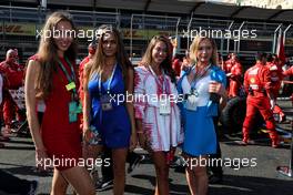Victoria Odintsova (RUS) Model, (Second left) on the grid with friends. 25.06.2017. Formula 1 World Championship, Rd 8, Azerbaijan Grand Prix, Baku Street Circuit, Azerbaijan, Race Day.