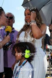 Mariah Carey (USA) Singer with Jennie Gow (GBR) BBC Radio 5 Live Pitlane Reporter on the grid. 25.06.2017. Formula 1 World Championship, Rd 8, Azerbaijan Grand Prix, Baku Street Circuit, Azerbaijan, Race Day.