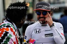Fernando Alonso (ESP) McLaren with Mr Moko (SEN). 25.06.2017. Formula 1 World Championship, Rd 8, Azerbaijan Grand Prix, Baku Street Circuit, Azerbaijan, Race Day.