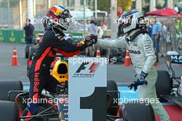 Daniel Ricciardo (AUS) Red Bull Racing and Valtteri Bottas (FIN) Mercedes AMG F1  25.06.2017. Formula 1 World Championship, Rd 8, Azerbaijan Grand Prix, Baku Street Circuit, Azerbaijan, Race Day.