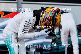 Pole sitter Lewis Hamilton (GBR) Mercedes AMG F1 W08 in parc ferme. 24.06.2017. Formula 1 World Championship, Rd 8, Azerbaijan Grand Prix, Baku Street Circuit, Azerbaijan, Qualifying Day.
