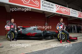 (L to R): Kevin Magnussen (DEN) Haas F1 Team and team mate Romain Grosjean (FRA) Haas F1 Team with the Haas VF-17. 27.02.2017. Formula One Testing, Day One, Barcelona, Spain. Monday.