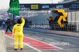 The test session begins as a green flag is waved by a marshal. 27.02.2017. Formula One Testing, Day One, Barcelona, Spain. Monday.