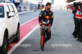 Daniel Ricciardo (AUS) Red Bull Racing returns to the pits after stopping on the circuit. 27.02.2017. Formula One Testing, Day One, Barcelona, Spain. Monday.