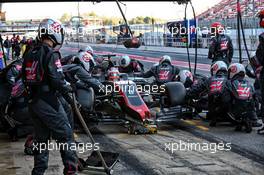 Romain Grosjean (FRA) Haas F1 Team VF-17 practices a pit stop. 10.03.2017. Formula One Testing, Day Four, Barcelona, Spain. Friday.