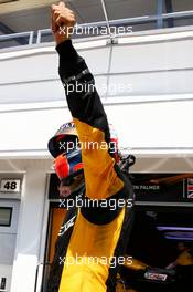 Robert Kubica (POL) Renault Sport F1 Team Test Driver waves to fans in the grandstand. 02.08.2017. Formula 1 Testing, Budapest, Hungary.