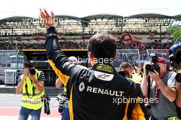 Robert Kubica (POL) Renault Sport F1 Team Test Driver waves to the fans in the grandstand. 02.08.2017. Formula 1 Testing, Budapest, Hungary.