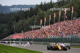 Nico Hulkenberg (GER) Renault Sport F1 Team RS17 at the start of the race. 27.08.2017. Formula 1 World Championship, Rd 12, Belgian Grand Prix, Spa Francorchamps, Belgium, Race Day.