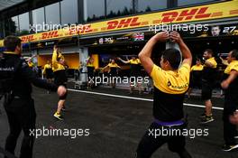Renault Sport F1 Team mechanics warm up. 26.08.2017. Formula 1 World Championship, Rd 12, Belgian Grand Prix, Spa Francorchamps, Belgium, Qualifying Day.