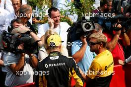 Nico Hulkenberg (GER) Renault Sport F1 Team with the media. 26.08.2017. Formula 1 World Championship, Rd 12, Belgian Grand Prix, Spa Francorchamps, Belgium, Qualifying Day.