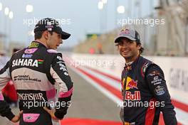 Esteban Ocon (FRA) Force India F1 and Carlos Sainz Jr (ESP) Scuderia Toro Rosso  16.04.2017. Formula 1 World Championship, Rd 3, Bahrain Grand Prix, Sakhir, Bahrain, Race Day.
