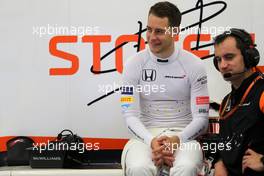 Stoffel Vandoorne (BEL) McLaren F1  16.04.2017. Formula 1 World Championship, Rd 3, Bahrain Grand Prix, Sakhir, Bahrain, Race Day.