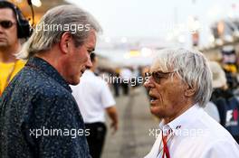 Bernie Ecclestone (GBR) with David Tremayne (GBR) Journalist, on the grid. 16.04.2017. Formula 1 World Championship, Rd 3, Bahrain Grand Prix, Sakhir, Bahrain, Race Day.