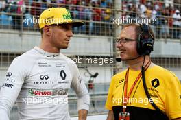 (L to R): Nico Hulkenberg (GER) Renault Sport F1 Team with Mark Slade (GBR) Renault Sport F1 Team Race Engineer on the grid. 16.04.2017. Formula 1 World Championship, Rd 3, Bahrain Grand Prix, Sakhir, Bahrain, Race Day.