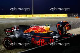 Max Verstappen (NLD) Red Bull Racing RB13 crashed out of the race. 16.04.2017. Formula 1 World Championship, Rd 3, Bahrain Grand Prix, Sakhir, Bahrain, Race Day.