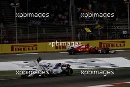 Lance Stroll (CDN) Williams FW40 crashed out of the race. 16.04.2017. Formula 1 World Championship, Rd 3, Bahrain Grand Prix, Sakhir, Bahrain, Race Day.
