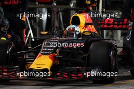 Daniel Ricciardo (AUS) Red Bull Racing RB13 makes a pit stop. 16.04.2017. Formula 1 World Championship, Rd 3, Bahrain Grand Prix, Sakhir, Bahrain, Race Day.