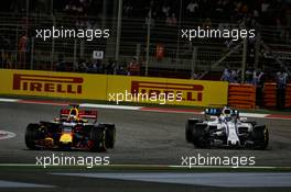 Daniel Ricciardo (AUS) Red Bull Racing RB13 and Felipe Massa (BRA) Williams FW40 battle for position. 16.04.2017. Formula 1 World Championship, Rd 3, Bahrain Grand Prix, Sakhir, Bahrain, Race Day.