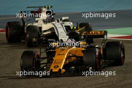 Jolyon Palmer (GBR) Renault Sport F1 Team RS17. 16.04.2017. Formula 1 World Championship, Rd 3, Bahrain Grand Prix, Sakhir, Bahrain, Race Day.