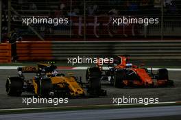 Jolyon Palmer (GBR) Renault Sport F1 Team RS17 and Fernando Alonso (ESP) McLaren MCL32 battle for position. 16.04.2017. Formula 1 World Championship, Rd 3, Bahrain Grand Prix, Sakhir, Bahrain, Race Day.