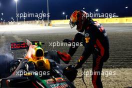Max Verstappen (NLD) Red Bull Racing RB13 crashed out of the race. 16.04.2017. Formula 1 World Championship, Rd 3, Bahrain Grand Prix, Sakhir, Bahrain, Race Day.