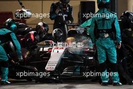 Lewis Hamilton (GBR) Mercedes AMG F1 W08 makes a pit stop. 16.04.2017. Formula 1 World Championship, Rd 3, Bahrain Grand Prix, Sakhir, Bahrain, Race Day.
