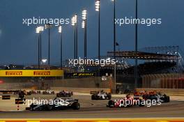 Valtteri Bottas (FIN) Mercedes AMG F1 W08 leads at the start of the race. 16.04.2017. Formula 1 World Championship, Rd 3, Bahrain Grand Prix, Sakhir, Bahrain, Race Day.