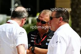 Robert Fernley (GBR) Sahara Force India F1 Team Deputy Team Principal (Centre) with Zak Brown (USA) McLaren Executive Director (Right). 15.04.2017. Formula 1 World Championship, Rd 3, Bahrain Grand Prix, Sakhir, Bahrain, Qualifying Day.