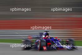 Daniil Kvyat (RUS) Scuderia Toro Rosso  15.04.2017. Formula 1 World Championship, Rd 3, Bahrain Grand Prix, Sakhir, Bahrain, Qualifying Day.