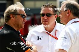 (L to R): Robert Fernley (GBR) Sahara Force India F1 Team Deputy Team Principal with Zak Brown (USA) McLaren Executive Director. 15.04.2017. Formula 1 World Championship, Rd 3, Bahrain Grand Prix, Sakhir, Bahrain, Qualifying Day.