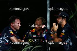 Christian Horner (GBR) Red Bull Racing Team Principal (Left) with Daniel Ricciardo (AUS) Red Bull Racing (Right). 16.04.2017. Formula 1 World Championship, Rd 3, Bahrain Grand Prix, Sakhir, Bahrain, Race Day.