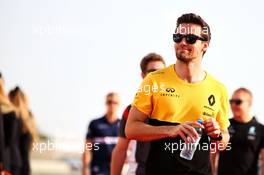 Jolyon Palmer (GBR) Renault Sport F1 Team on the drivers parade. 16.04.2017. Formula 1 World Championship, Rd 3, Bahrain Grand Prix, Sakhir, Bahrain, Race Day.