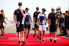 (L to R): Daniil Kvyat (RUS) Scuderia Toro Rosso; Felipe Massa (BRA) Williams; and Sergio Perez (MEX) Sahara Force India F1, on the drivers parade. 16.04.2017. Formula 1 World Championship, Rd 3, Bahrain Grand Prix, Sakhir, Bahrain, Race Day.