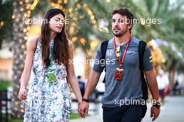 Fernando Alonso (ESP) McLaren with his girlfriend Linda Morselli. 13.04.2017. Formula 1 World Championship, Rd 3, Bahrain Grand Prix, Sakhir, Bahrain, Preparation Day.
