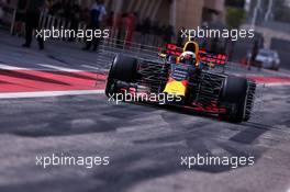 Daniel Ricciardo (AUS) Red Bull Racing RB13 with sensor equipment. 18.04.2017. Formula 1 Testing. Sakhir, Bahrain. Tuesday.