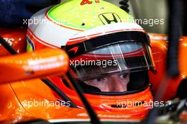 Oliver Turvey (GBR) McLaren MCL32 Test Driver. 18.04.2017. Formula 1 Testing. Sakhir, Bahrain. Tuesday.