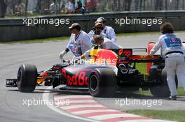 The Red Bull Racing RB13 of race retiree Max Verstappen (NLD) Red Bull Racing is pushed back by mechanics. 11.06.2017. Formula 1 World Championship, Rd 7, Canadian Grand Prix, Montreal, Canada, Race Day.