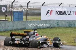 Nico Hulkenberg (GER) Renault Sport F1 Team RS17 spun off in the first practice session. 07.04.2017. Formula 1 World Championship, Rd 2, Chinese Grand Prix, Shanghai, China, Practice Day.