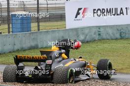 Nico Hulkenberg (GER) Renault Sport F1 Team RS17 spun off in the first practice session. 07.04.2017. Formula 1 World Championship, Rd 2, Chinese Grand Prix, Shanghai, China, Practice Day.