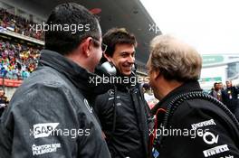 (L to R): Eric Boullier (FRA) McLaren Racing Director with Toto Wolff (GER) Mercedes AMG F1 Shareholder and Executive Director and Robert Fernley (GBR) Sahara Force India F1 Team Deputy Team Principal on the grid. 09.04.2017. Formula 1 World Championship, Rd 2, Chinese Grand Prix, Shanghai, China, Race Day.