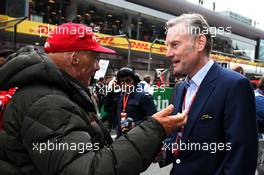 (L to R): Niki Lauda (AUT) Mercedes Non-Executive Chairman with Chase Carey (USA) Formula One Group Chairman on the grid. 09.04.2017. Formula 1 World Championship, Rd 2, Chinese Grand Prix, Shanghai, China, Race Day.
