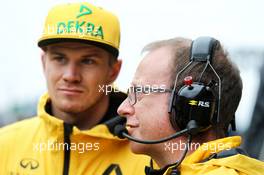 Nico Hulkenberg (GER) Renault Sport F1 Team with Mark Slade (GBR) Renault Sport F1 Team Race Engineer on the grid. 09.04.2017. Formula 1 World Championship, Rd 2, Chinese Grand Prix, Shanghai, China, Race Day.