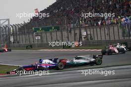 Daniil Kvyat (RUS) Scuderia Toro Rosso STR12 ad Valtteri Bottas (FIN) Mercedes AMG F1 W08 battle for position. 09.04.2017. Formula 1 World Championship, Rd 2, Chinese Grand Prix, Shanghai, China, Race Day.
