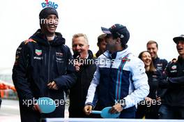 (L to R): Daniel Ricciardo (AUS) Red Bull Racing and Felipe Massa (BRA) Williams play table tennis in the pits. 09.04.2017. Formula 1 World Championship, Rd 2, Chinese Grand Prix, Shanghai, China, Race Day.