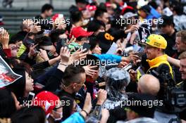 Nico Hulkenberg (GER) Renault Sport F1 Team signs autographs for the fans. 06.04.2017. Formula 1 World Championship, Rd 2, Chinese Grand Prix, Shanghai, China, Preparation Day.