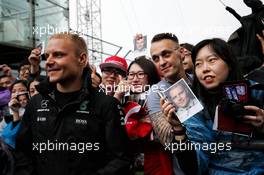 Valtteri Bottas (FIN) Mercedes AMG F1 with fans. 06.04.2017. Formula 1 World Championship, Rd 2, Chinese Grand Prix, Shanghai, China, Preparation Day.